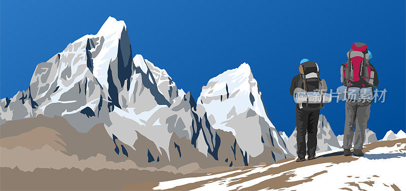 从通往珠峰大本营的路上看到的Cholatse和Tabuche峰和两个背着大背包的徒步旅行者