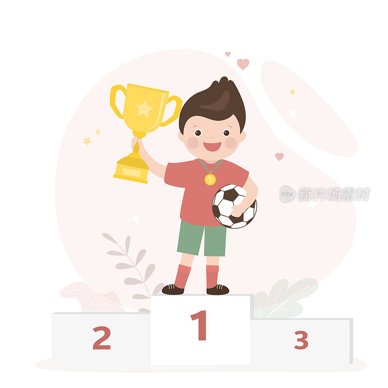 快乐的白人男生站在讲台上。男孩拿着优胜杯和球。足球运动员赛后。第一名，奖励冠军，最佳球员。