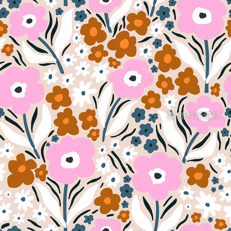 无缝的花卉图案与手绘花和蘑菇。春天的圆点图案夏天的花朵背景。非常适合织物设计，墙纸，服装。矢量图