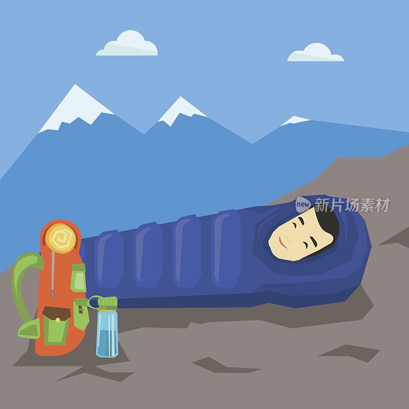 一个人在山里的睡袋里睡觉