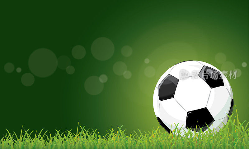 足球在草地上，球场的绿色背景与散焦。