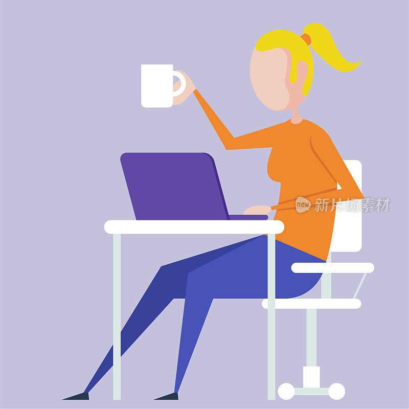 一位女士一边在电脑旁工作一边喝咖啡