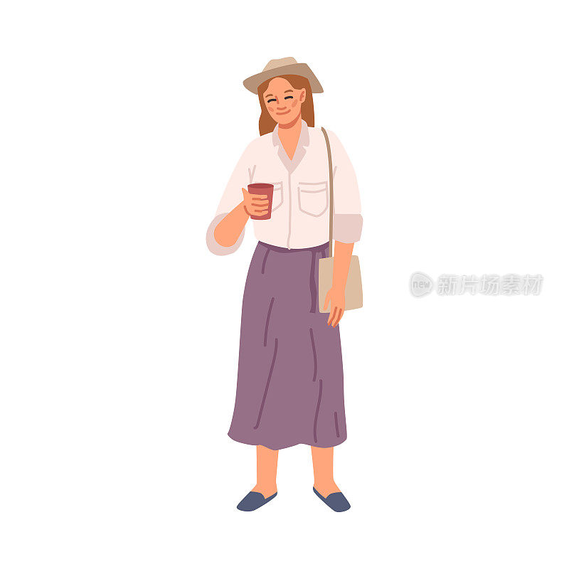 年轻的女人穿着休闲的衣服，带着一杯咖啡，肩上背着包。矢量平卡通女士步行与热的早晨饮料，微笑的白人女性