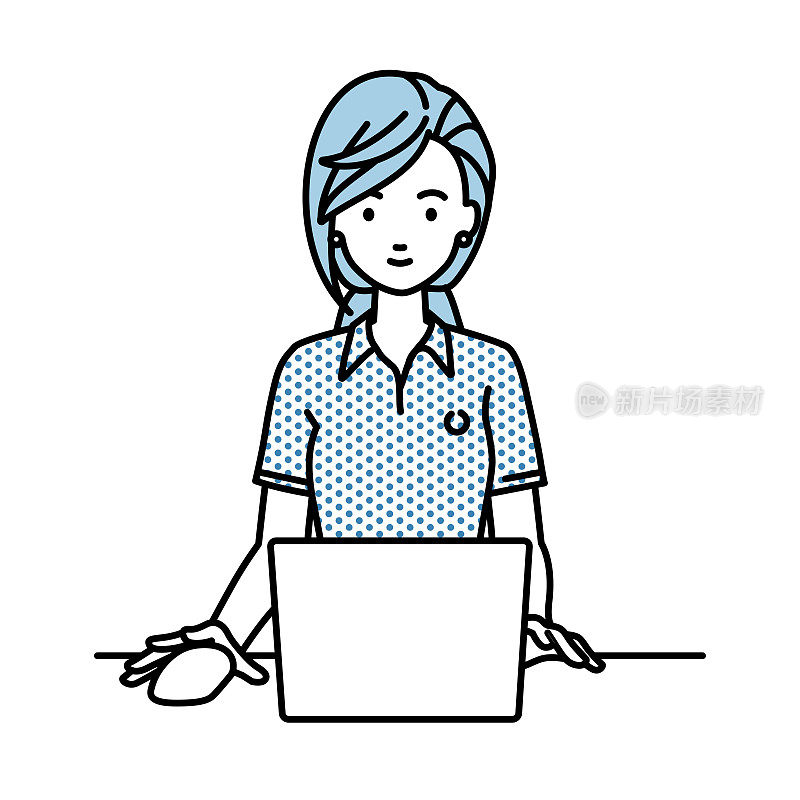 一个穿polo衫的女人在她的桌子上使用笔记本电脑