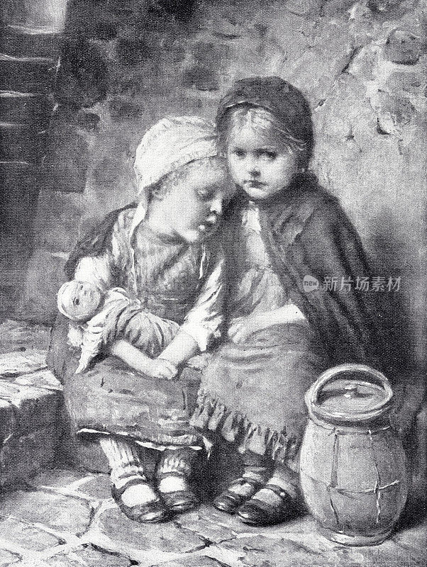 两个女孩紧挨着坐在一个篮子前，其中一个腿上放着一个洋娃娃