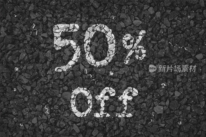 黑色和白色的鹅卵石制作一个质朴的海报,带有文字50%的折扣画在带有小漩涡图案的砾石路上,用于SALE相关的矢量背景