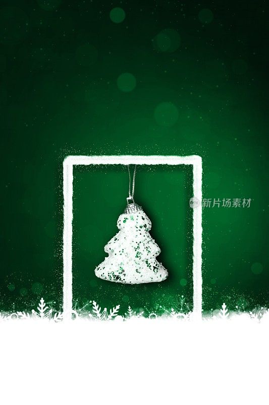 闪闪发光的圣诞垂直绿色背景与一个白色三角形模型闪闪发光的针叶树挂在顶部和雪花和闪亮的点在明亮的充满活力的散焦散景灯背景的底部