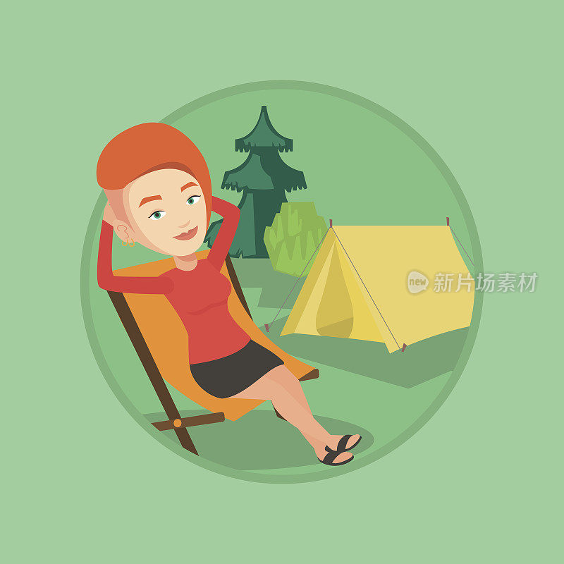 坐在帐篷里折叠椅上的女人