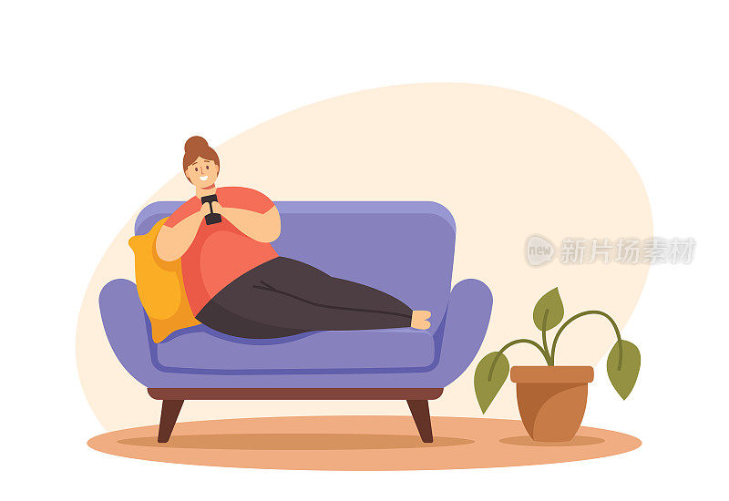 超重女性角色躺在沙发上，用智能手机在社交媒体上聊天或玩游戏。久坐不动的生活方式