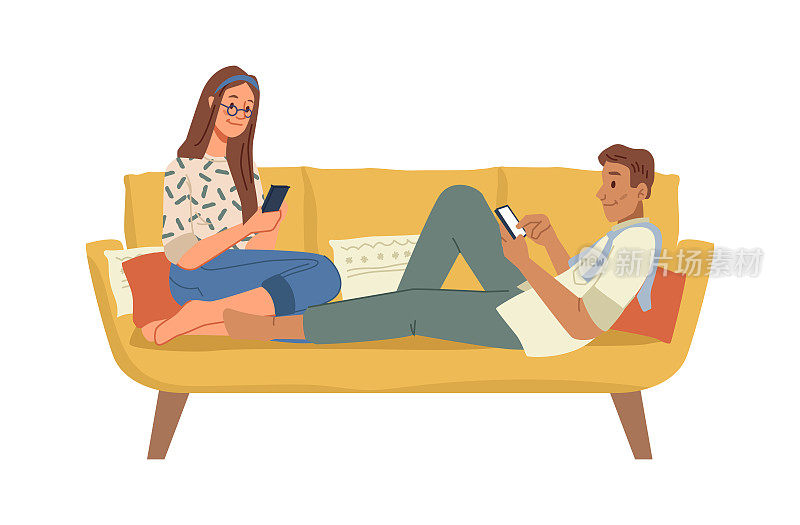 情侣们坐在沙发上玩智能手机，看新闻，聊天或看视频。家里增加了电话和网络。矢量平面卡通风格