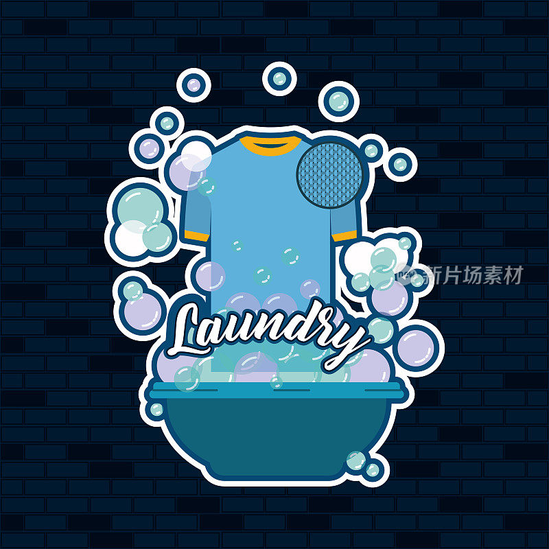 砖墙深蓝色背景的t恤男布在盆里用肥皂洗文字