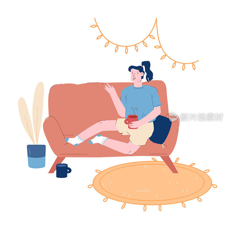 年轻女子坐在沙发上，手里拿着一杯茶或咖啡在家。女性角色拜访朋友，下班后放松，有休闲，业余时间喝饮料卡通平面矢量插图