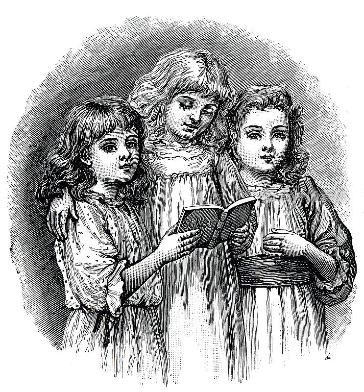 三个女孩拿着一本歌本，在唱歌