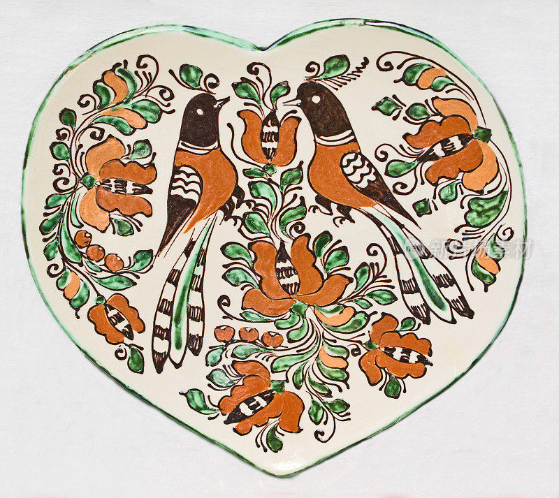 绘有鸟、花图案的心形陶盘