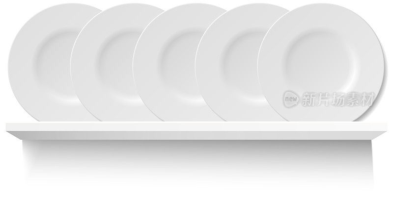 木制架子上的白色圆盘，用于餐具。用于烹饪和上菜的厨房用具