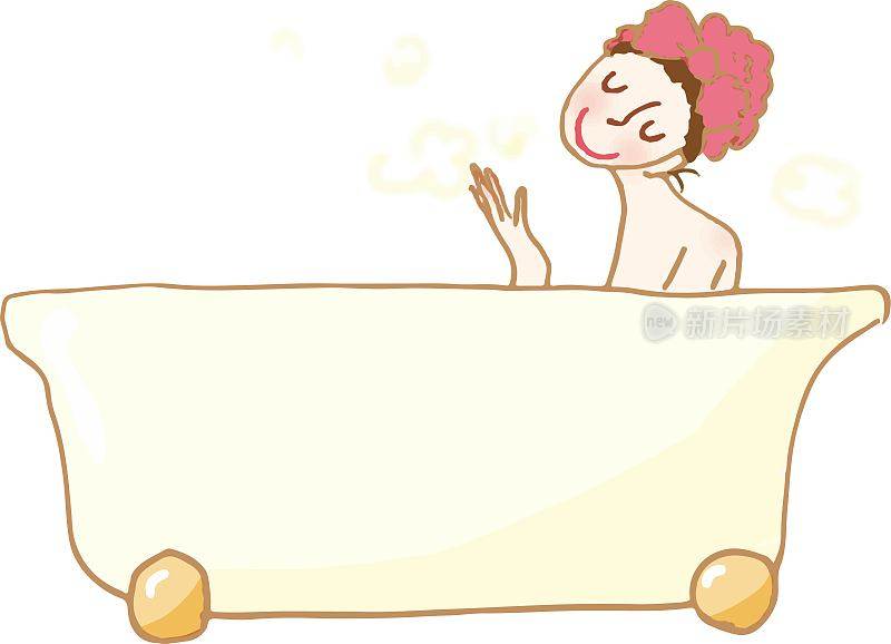 一个年轻女子微笑着洗澡。