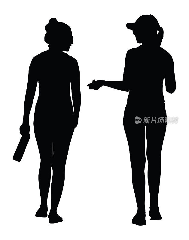 两个年轻女人走路和说话剪影