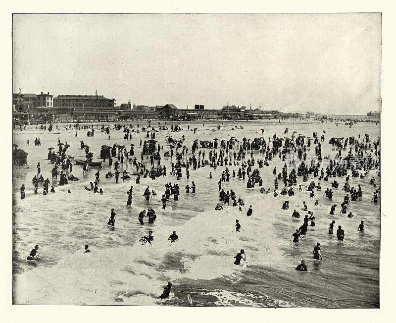 人们在大海和大西洋城的海滩上，新泽西州，维多利亚19世纪，复古照片