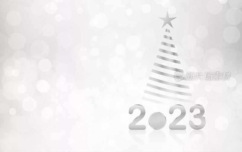 银白色金属浅灰色彩色三维或3D文本2023新年快乐节日发光闪闪的水平矢量背景与星星和复制空间的条纹圣诞树