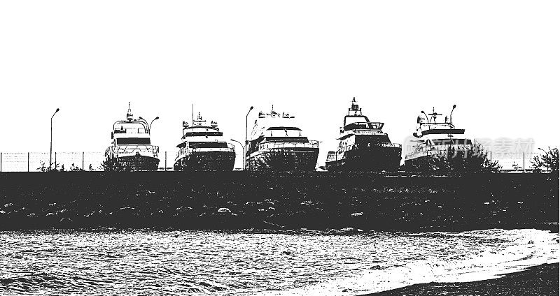 游艇和船只在海港的泊位。远洋游艇安全地停泊在港口的旅客码头上。复古手绘矢量插图。