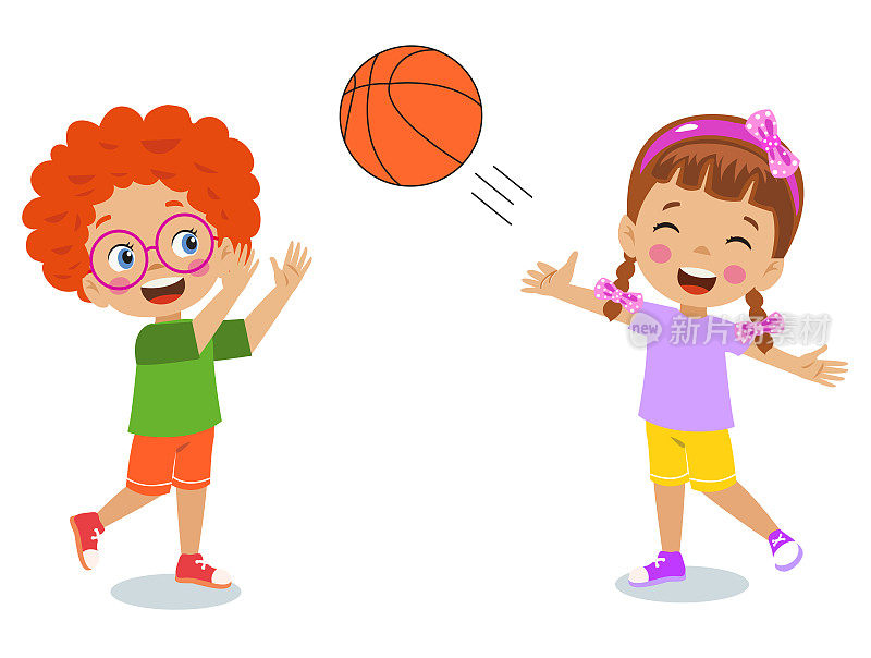 可爱快乐的孩子们在打篮球