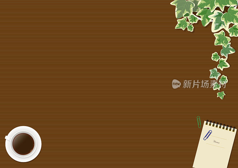 常春藤盆栽和咖啡，记事本木纹背景(深色木纹)