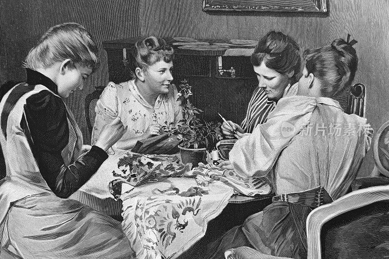 四个年轻女人围在一张桌子旁边缝纫边闲聊