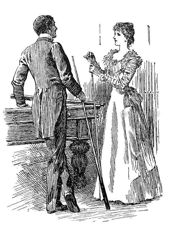 一对年轻夫妇一边打台球一边聊天，两人都站着，都拿着他们的台球杆