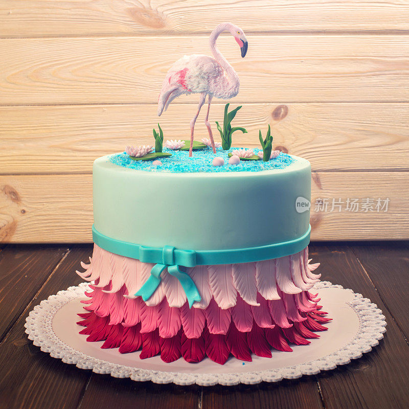 漂亮的蛋糕，装饰着池塘里粉红色的火烈鸟。最初设计的甜点概念