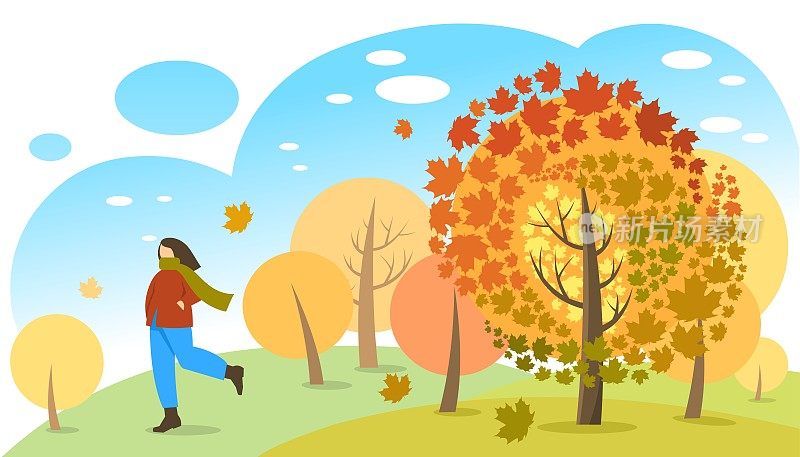 年轻女子漫步在秋天的公园，森林。在大自然中进行积极的娱乐活动。多彩的秋树和蓝色的天空。风吹着明亮的枫叶。