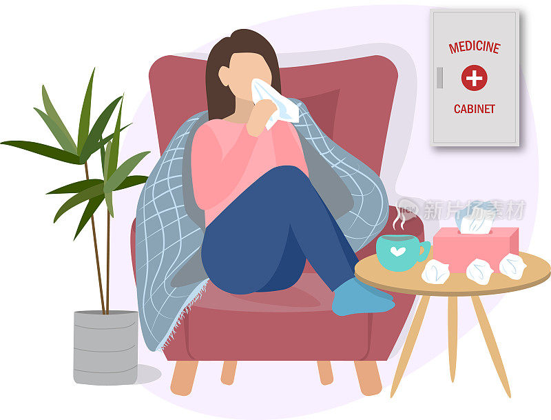 生病的妇女可能是感冒或流感是在家里的沙发上喝一杯茶或热饮