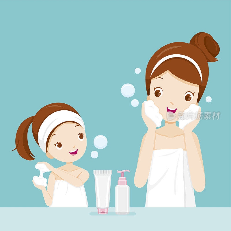 母亲和女儿清洁和护理她的脸