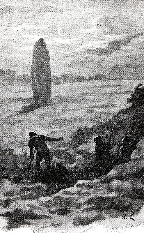 两个人在晚上出来围着一块巨石