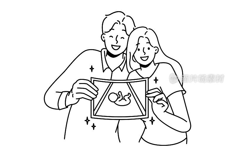 幸福的夫妇展示了宝宝的超声波照片