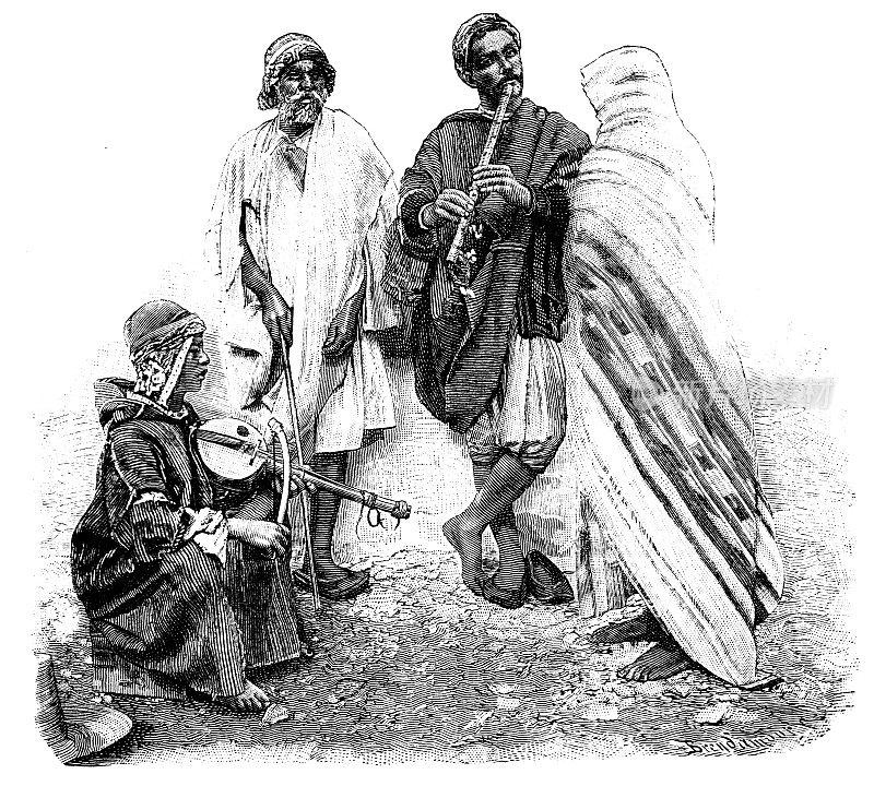 19世纪雕刻的一群穿着传统服装演奏乐器的音乐家;1890年维多利亚时代的埃及