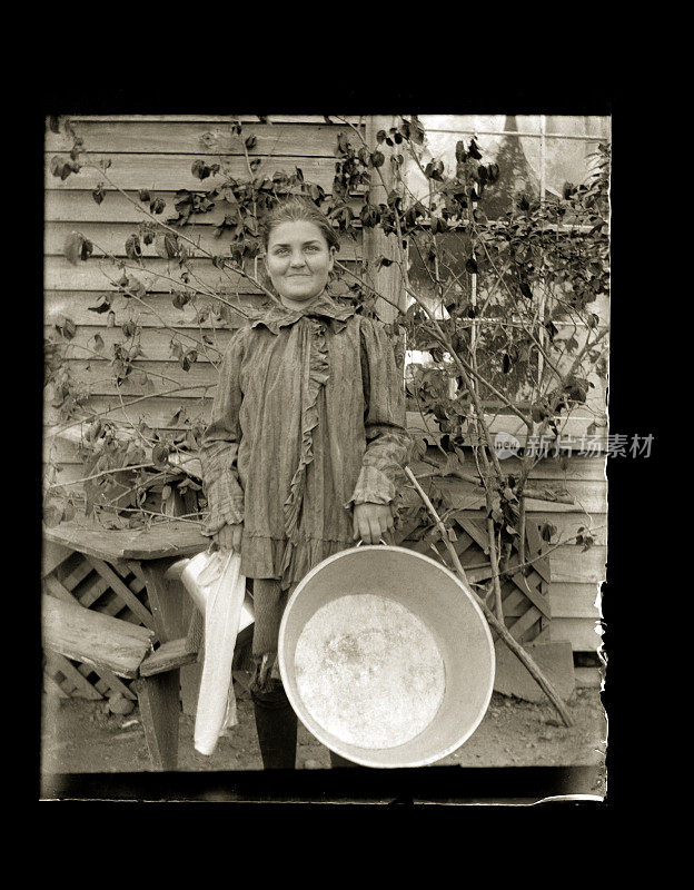 一个年轻的肖像，维多利亚时代，女人拿着一个洗衣盆，大约1890年