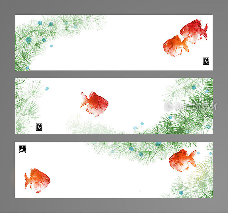 三条白色背景上有金鱼的横幅。传统东方水墨画梅花、梅花、梅花。