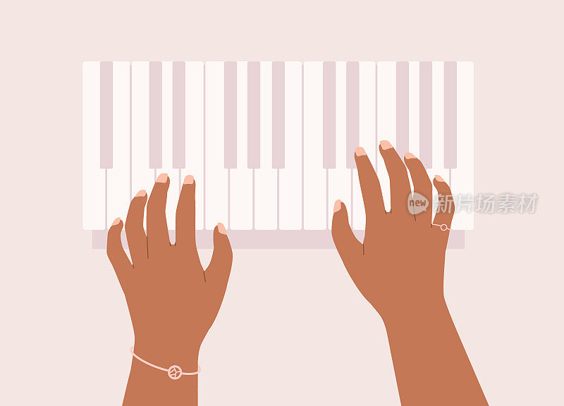 黑人女性的手在弹钢琴。