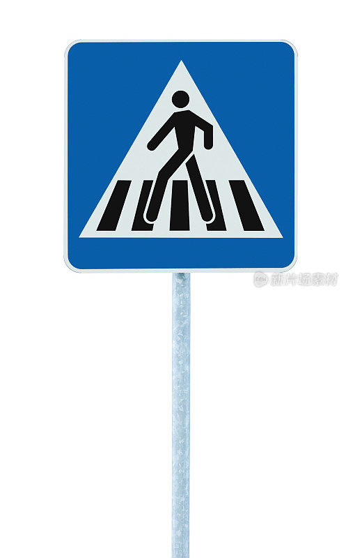 斑马线行人过街标志，孤立的人行横道警告交通标志蓝色，灰色的杆子，大细节垂直特写