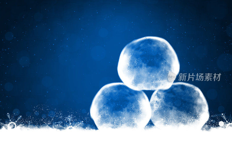 空白的午夜深蓝色的圣诞新年背景与金字塔或堆三个大的白色褪色艺术半透明水晶球或透明气泡在雪雾的基础上，烟雾和雪花在地面上