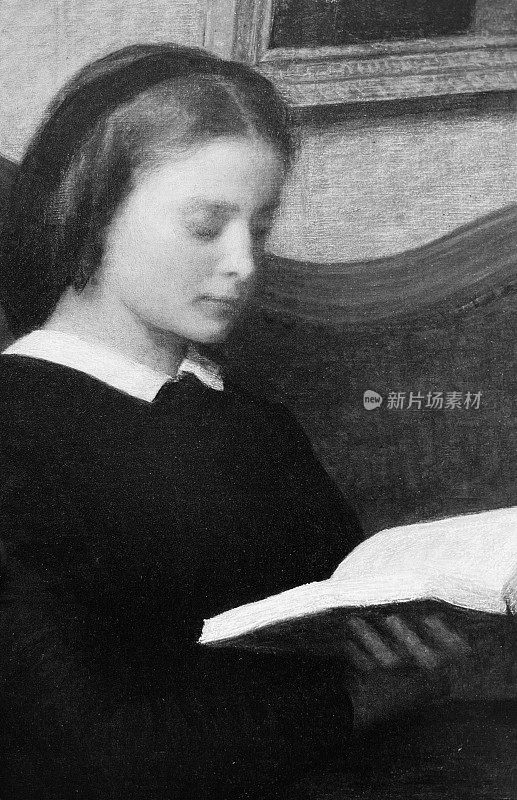 年轻女子在沙发上看书