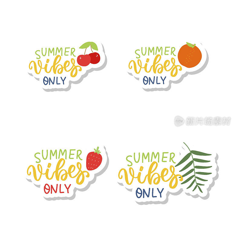 夏季氛围矢量贴纸设置棕榈叶，橙色，浆果，樱桃，草莓。手写字母夏季海滩度假报价集。