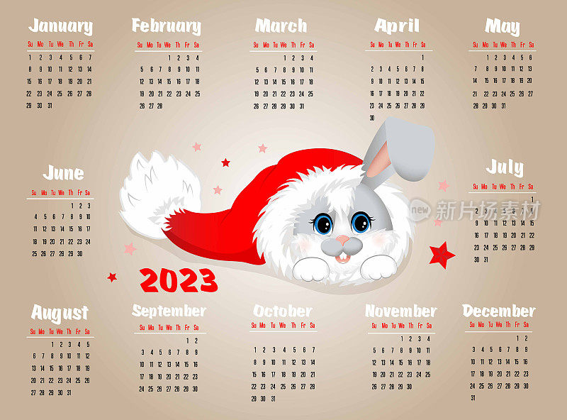 2023年历，兔或兔的象征。可爱的小兔子或兔子戴着圣诞帽。一周从星期天开始。