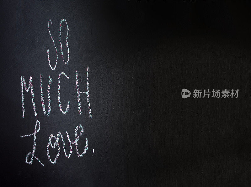 黑板上写着“非常爱”