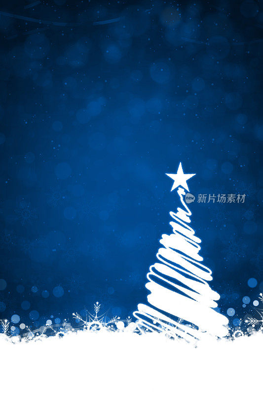 垂直深午夜海军蓝圣诞背景一棵创造性的白色圣诞树，顶部有一颗明亮的星星，雪花和雪花遍布地面和闪闪发光的斑点背景