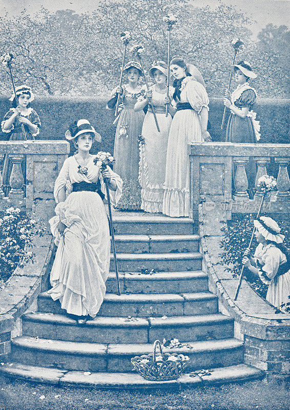 玫瑰皇后走下花园的楼梯，后面跟着女仆