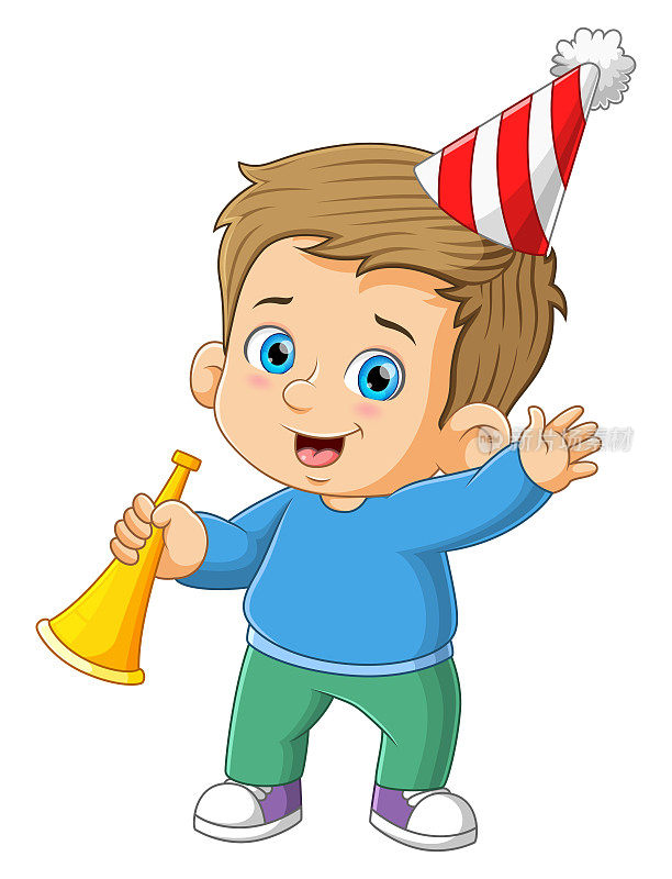 可爱的小男孩在新年的时候拿着金色的小喇叭吹着