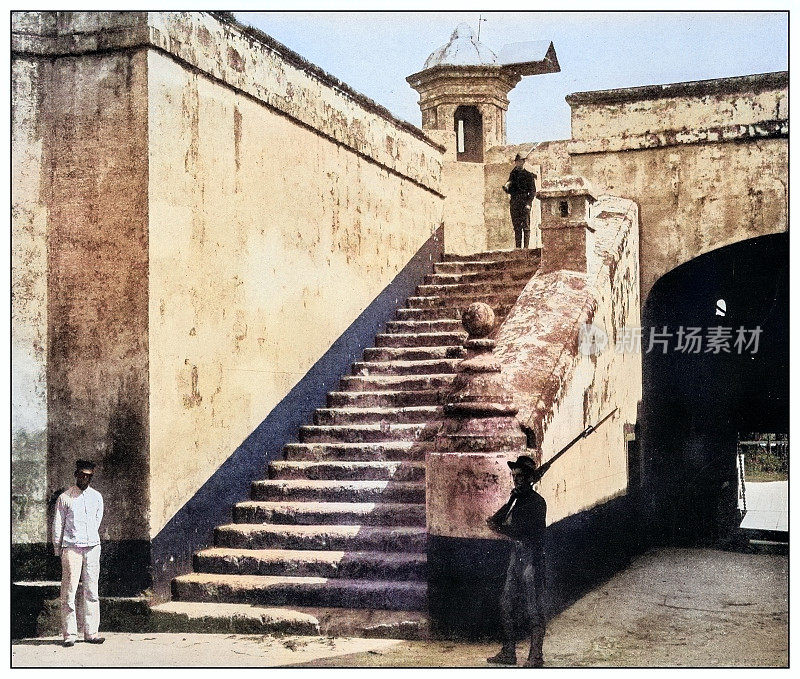 古色古香的黑白照片:古巴阿塔雷斯城堡
