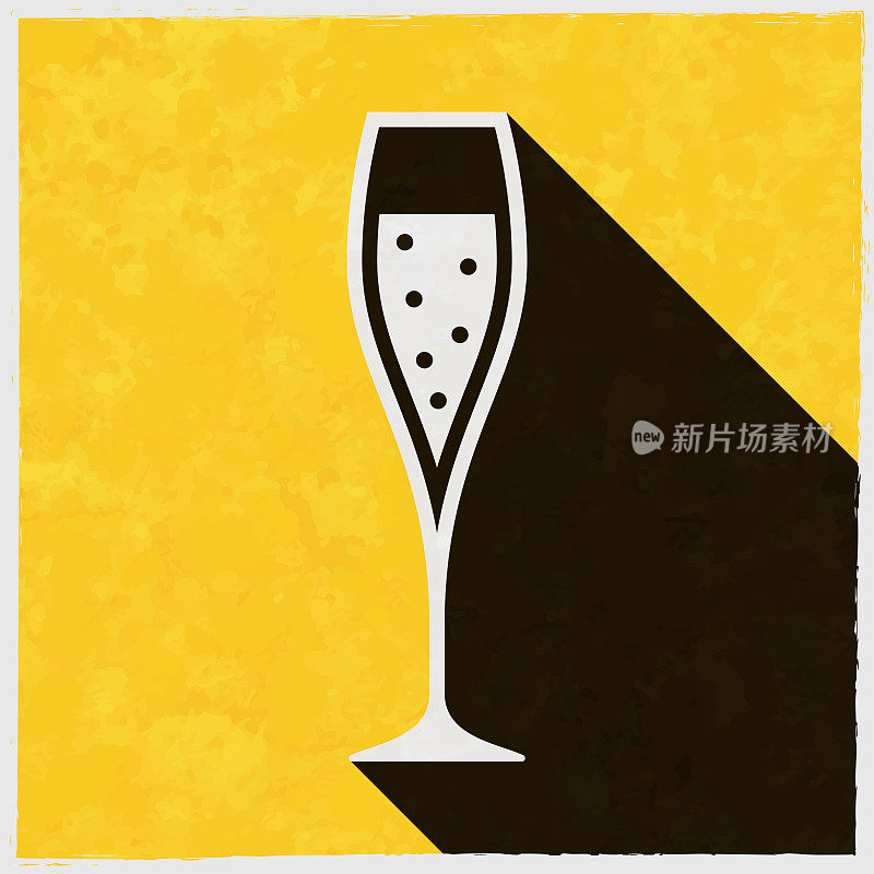 一杯香槟。图标与长阴影的纹理黄色背景