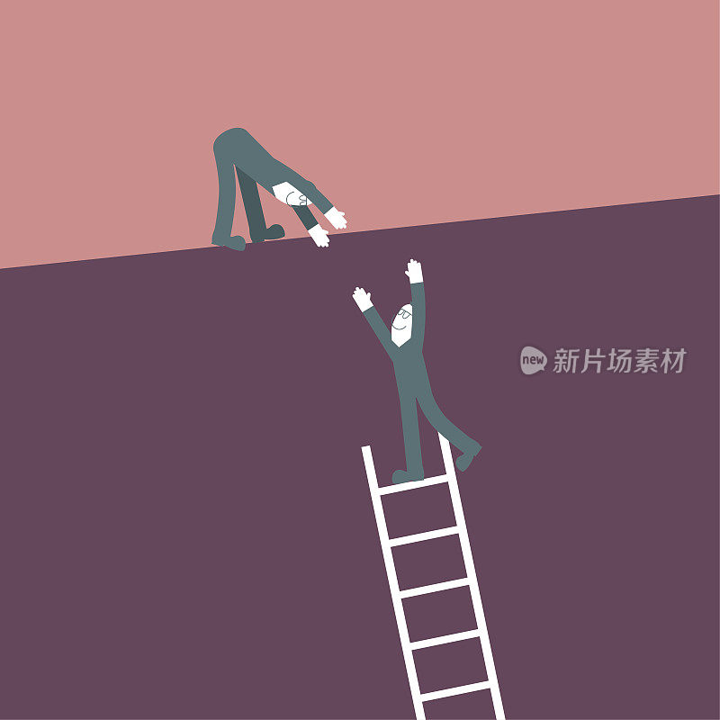 两个人互相帮助翻过墙。一个人站在墙上，另一个人站在梯子上。